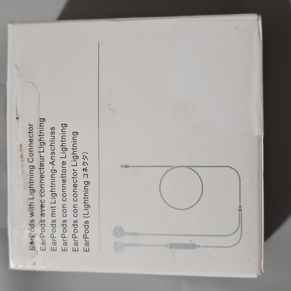 Apple EarPods with Lightning Connector - White - Picture 4 of 5